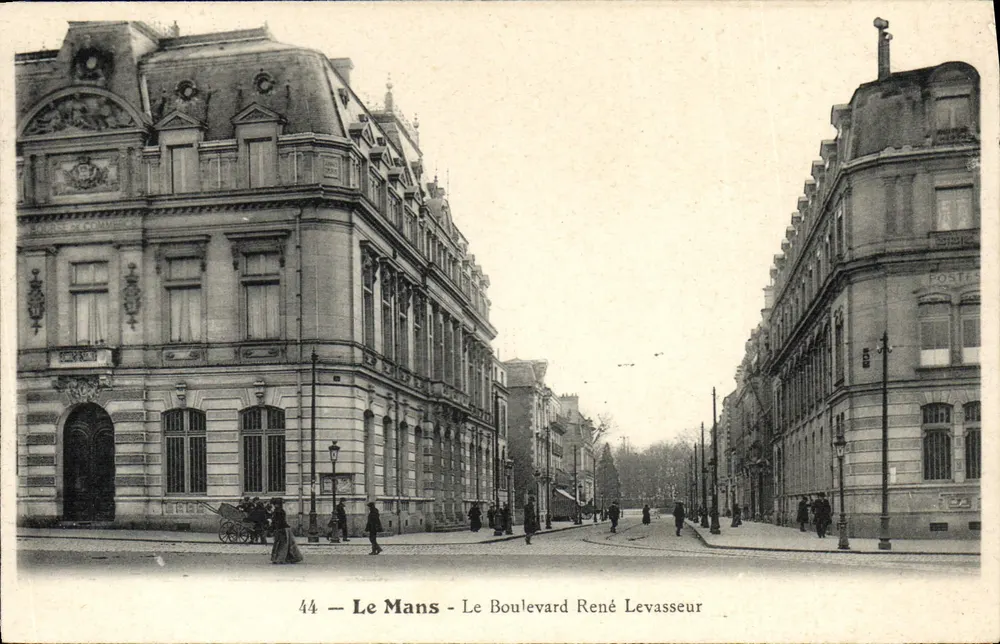 Le Mans - O Boulevard René Levasseur — vista do canto com a Câmara de Comércio e um edifício marcado 'POSTES' - Frente