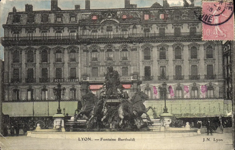 LYON — Fontaine Bartholdi — J. Petit Tailleur - Frente