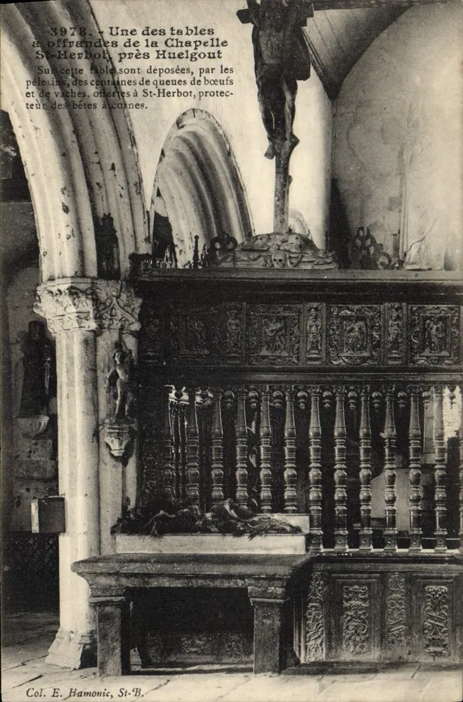 Kapelle St-Herbot bei Huelgout — Opfergaben-Tisch mit Ochsenknochen — Col. E. Hamonic, St-B. - Vorderseite