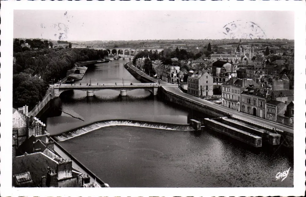 Vue générale de Vire (Mayenne) — pont et écluse sur la rivière — éditeur GABY - Frente