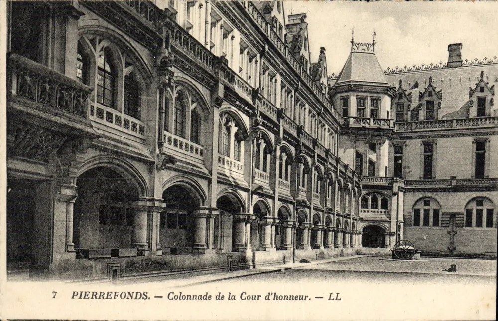 Pierrefonds — Colunata da Cour d'Honneur — LL - Frente