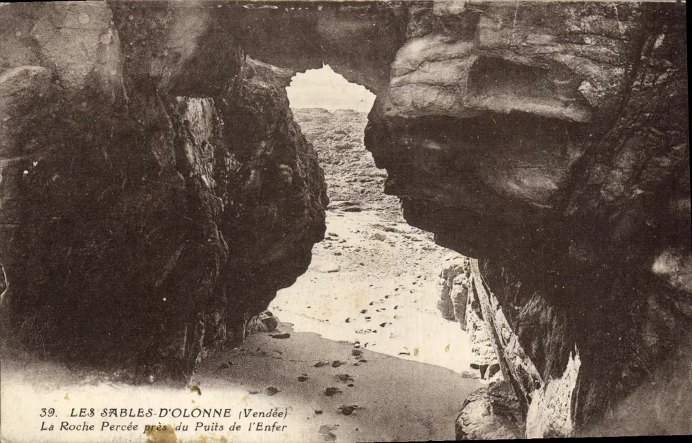 Les Sables-d'Olonne (Vendée) — A Roche Percée perto do Poço do Inferno — Fototipo A. Hotel, n°39 - Frente