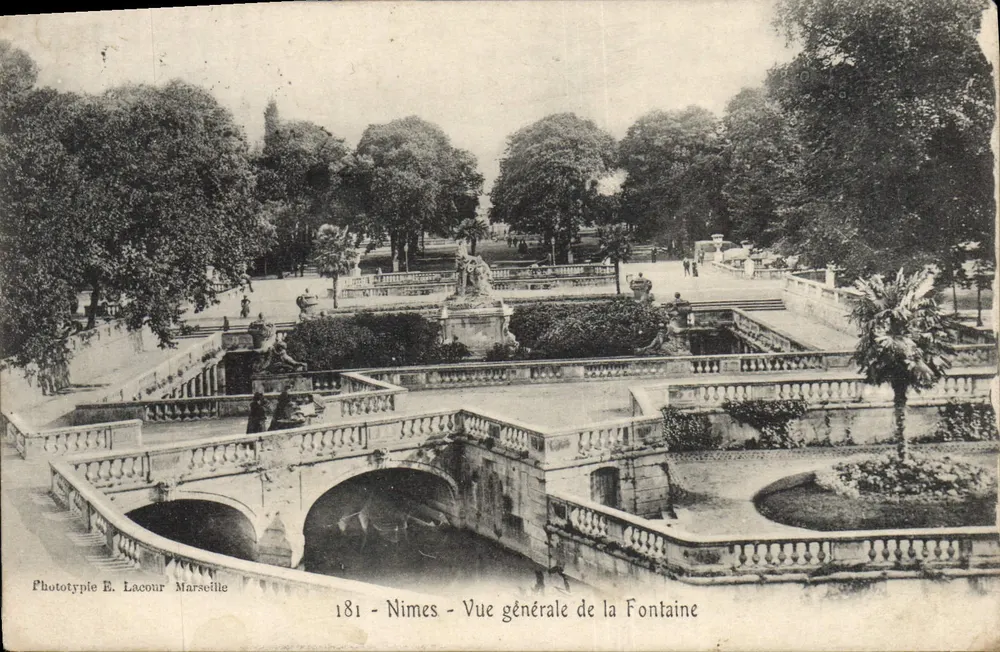 Nîmes - Allgemeiner Blick auf die Fontaine — Phototypie E. Lacour, Marseille, n° 181 - Vorderseite