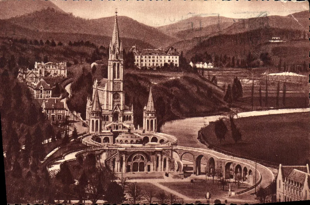 Lourdes — Die Basilika vom befestigten Schloss aus gesehen — Édition P. Doucet, Lourdes - Vorderseite