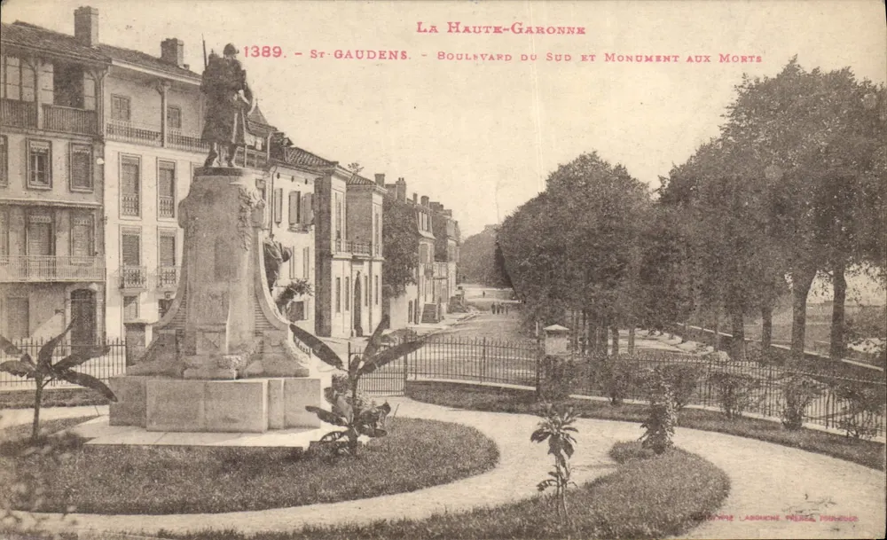 St-Gaudens - Boulevard du Sud und Monument aux Morts — La Haute-Garonne, Verlag La Gironde, n° 1389 - Vorderseite