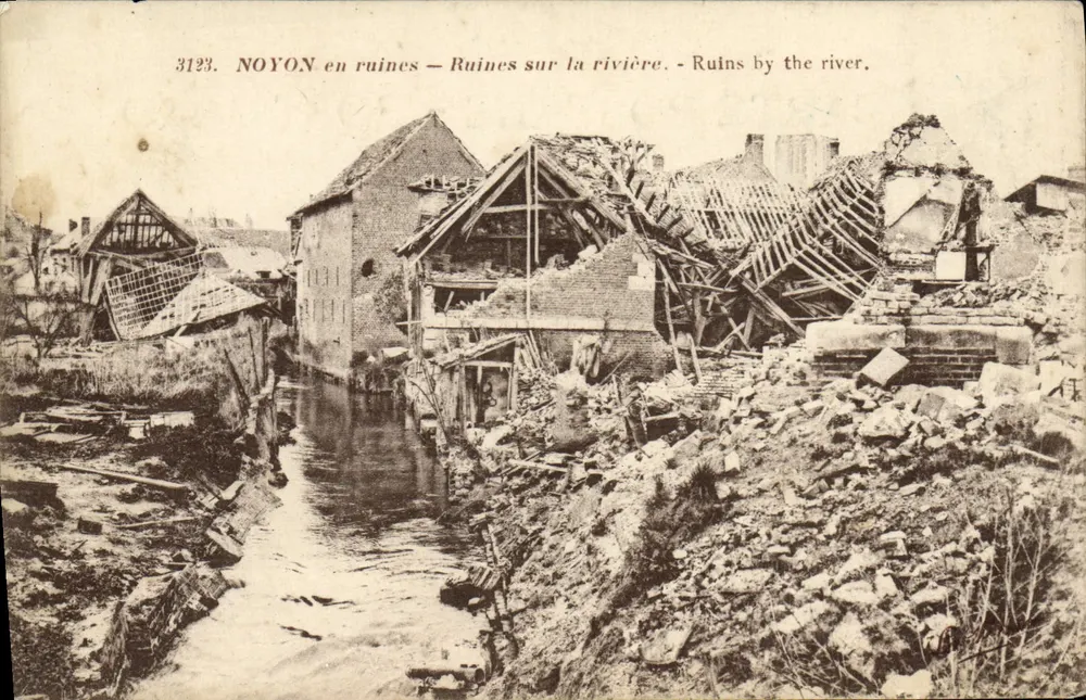 Noyon in Ruinen — Ruinen am Fluss — Unbekannter Verlag, Nr. 3123 - Vorderseite