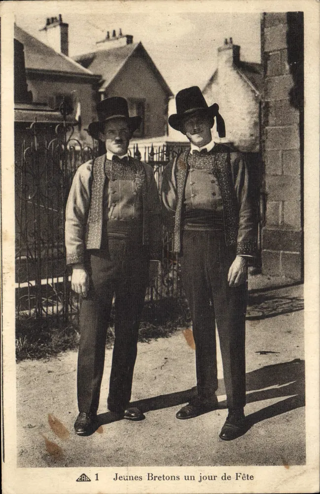 Jeunes Bretons un jour de Fête — éditeur C° DES ARTS PHOTOGRAPHIQUES de Strasbourg, n°1 - Vorderseite
