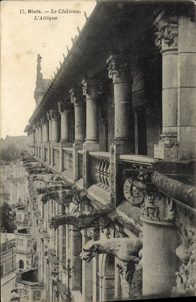 Blois — O Castelo. O Atrio - Frente