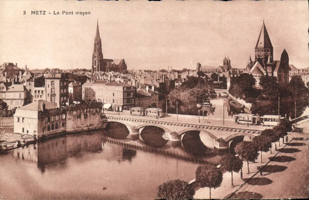 METZ - O Ponte Médio — vista do ponte sobre a Mosela com a catedral e trams — Edição Ch. Fischer, Metz - Frente