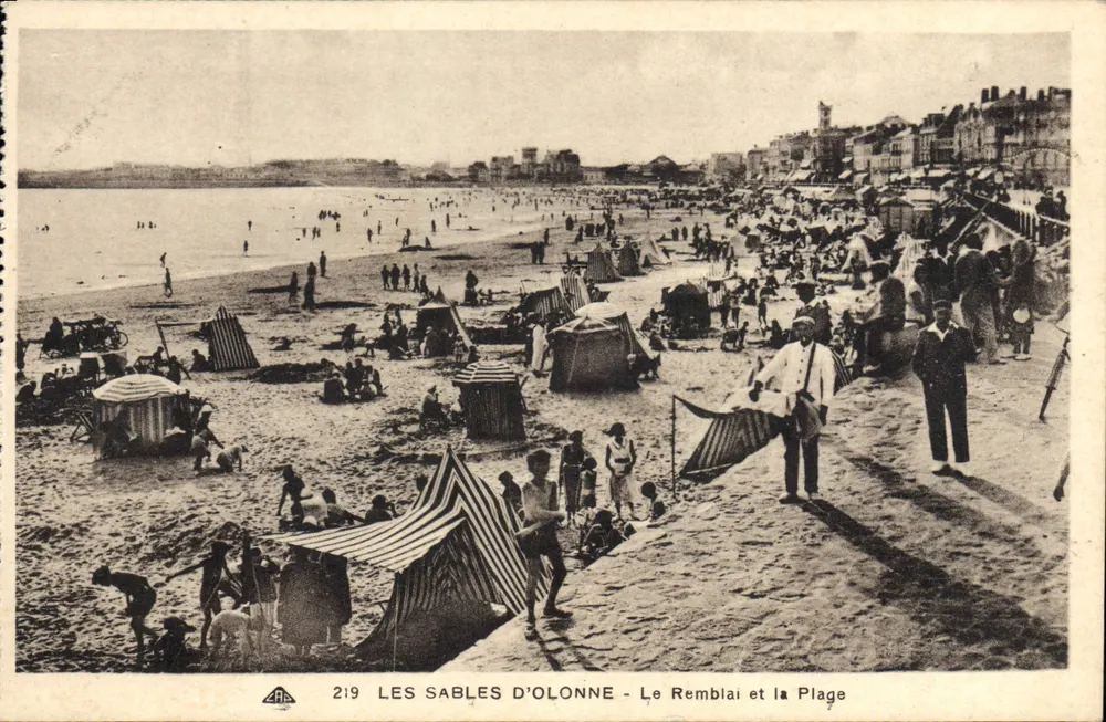 Les Sables d'Olonne — Der Damm und der Strand — Verlag AAE, Nr. 219 - Vorderseite