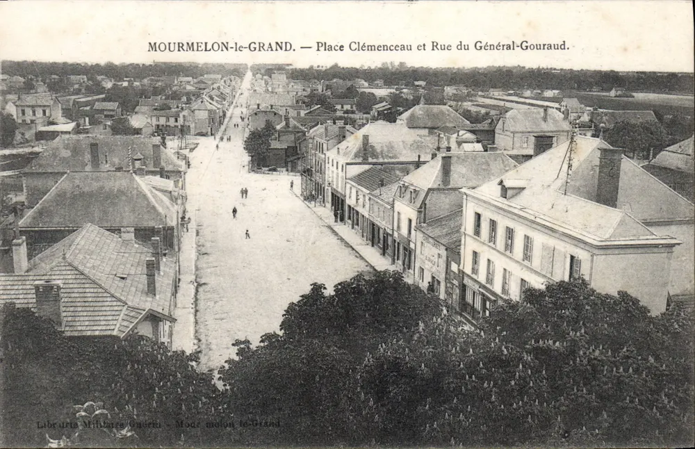 Mourmelon-le-Grand — Place Clémenceau und Rue du Général-Gouraud — Militärbibliothek Guérin - Vorderseite