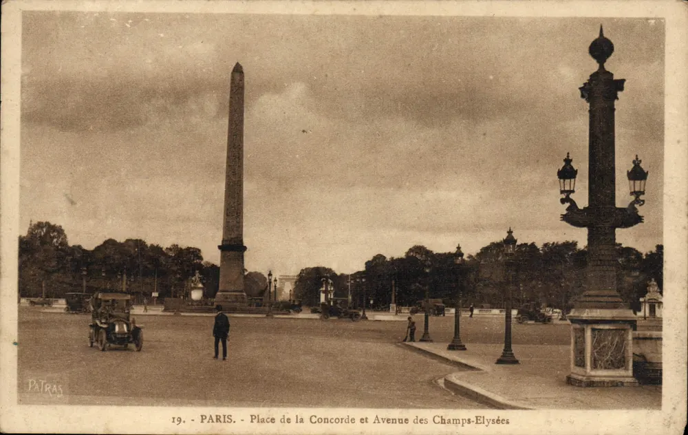 Place de la Concorde et Avenue des Champs-Élysées — Obélisque — Éditeur Patras, n°19 - Recto