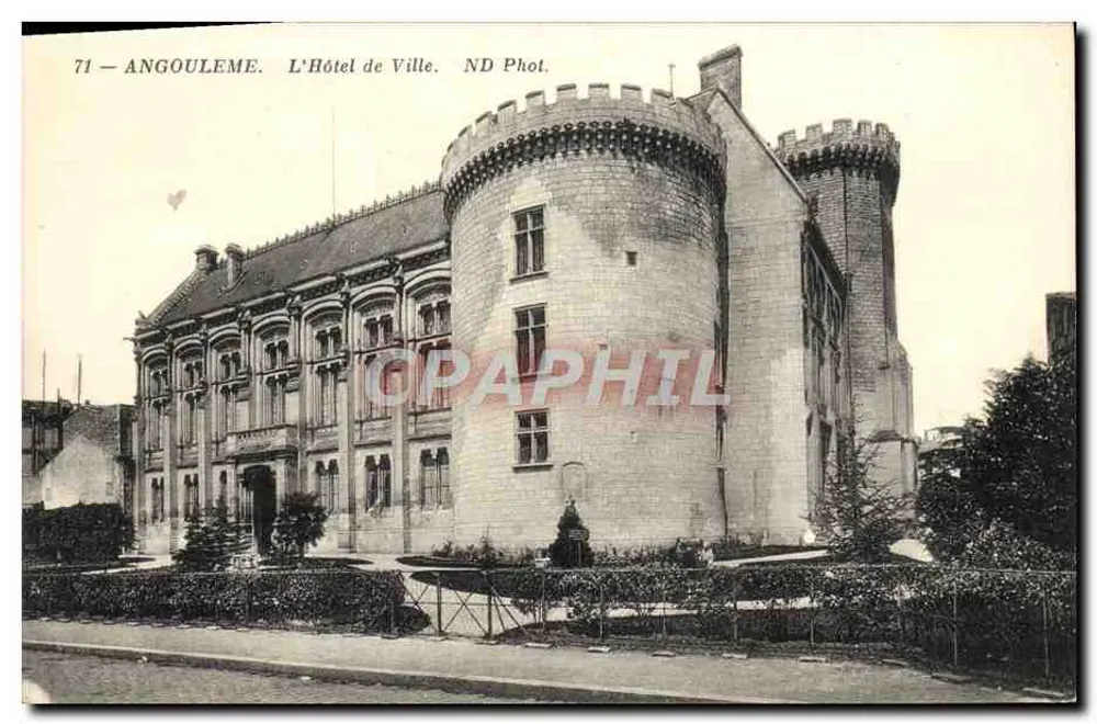 Angoulême. O Hotel de Ville — ND Phot. - Frente