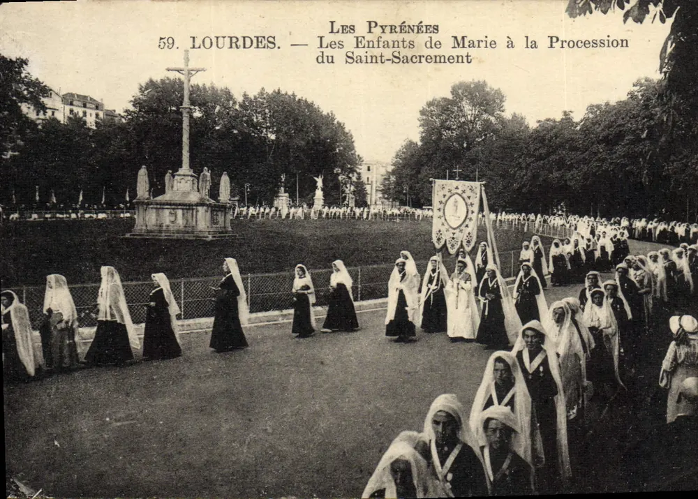 Lourdes — Die Kinder Marias bei der Prozession des Heiligen Sakraments — Les Pyrénées, n°59 - Vorderseite