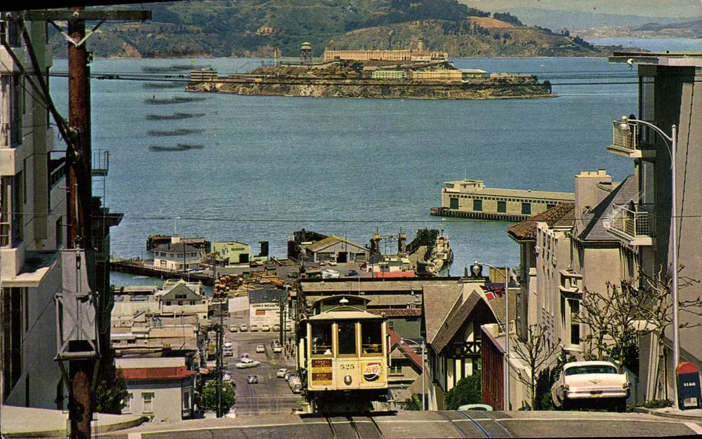 Cable car na colina de San Francisco — Alcatraz e baía de San Francisco em segundo plano — Pub. by Smith News Co., San Francisco, Calif. - Frente