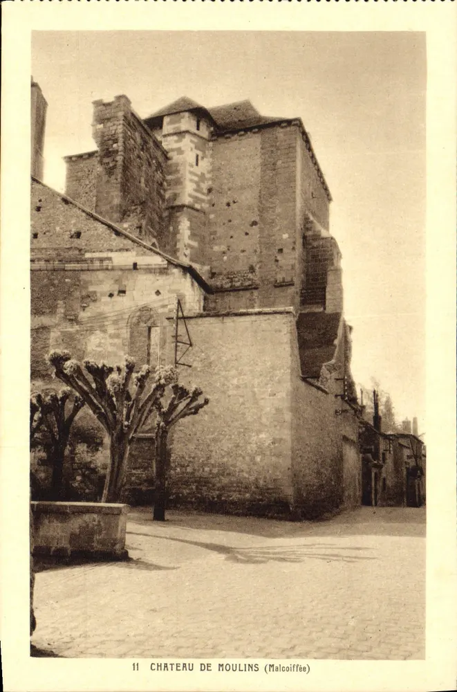 Castelo de Moulins (Malcoiffée) — vista do donjon massivo — Edição La Gigogne, Vichy - Frente