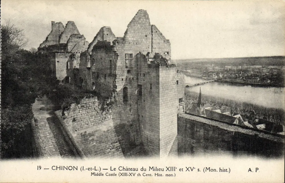 Chinon (Indre-et-Loire) — O Castelo do Meio, séculos XIII e XV (Mon. hist.) — A.P. - Frente