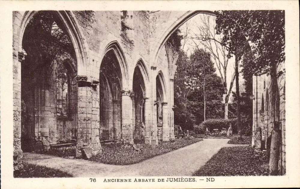 Antiga Abadia de Jumièges — Ruínas góticas com abóbadas e trilha cercada por árvores — ND - Frente