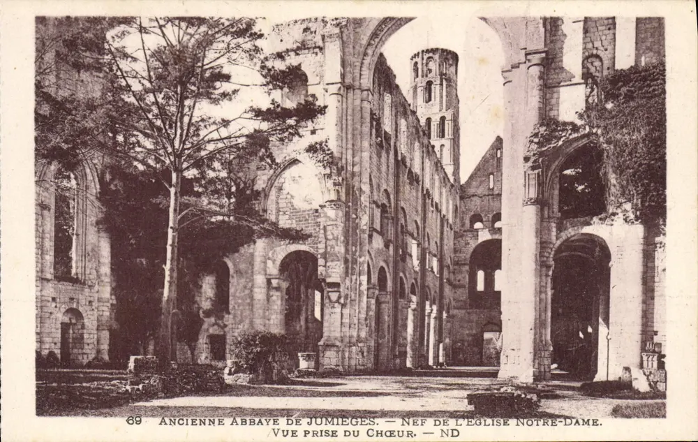 Alte Abtei von Jumièges — Kirchenschiff der Kirche Notre-Dame — Aufnahme vom Chor - Vorderseite