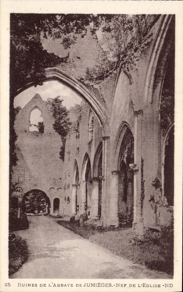 Ruinen der Abtei Jumièges — Schiff des Kirchengebäudes Notre-Dame - Vorderseite
