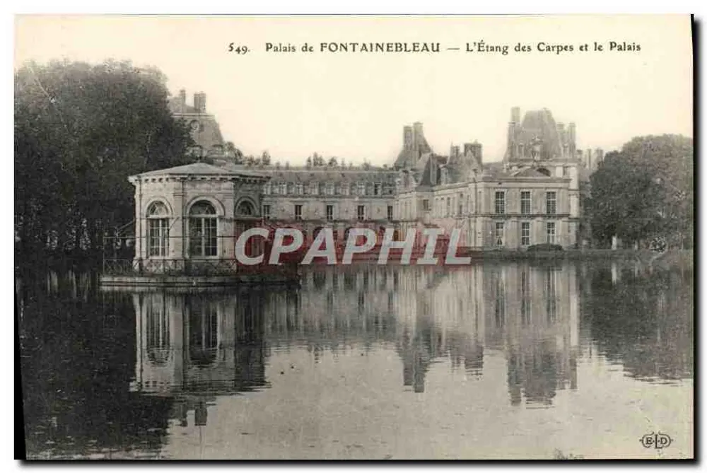 Schloss FONTAINEBLEAU — Der Karpfenteich und das Schloss - Vorderseite