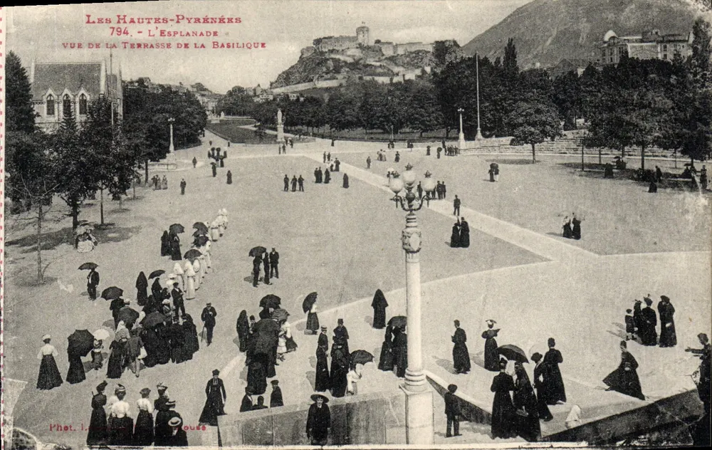 Die Hochpyrenäen — Aussicht von der Terrasse der Basilika — Foto. L. Roué - Vorderseite