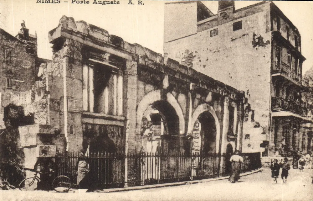 Nîmes — Porta Auguste — A. R. - Frente