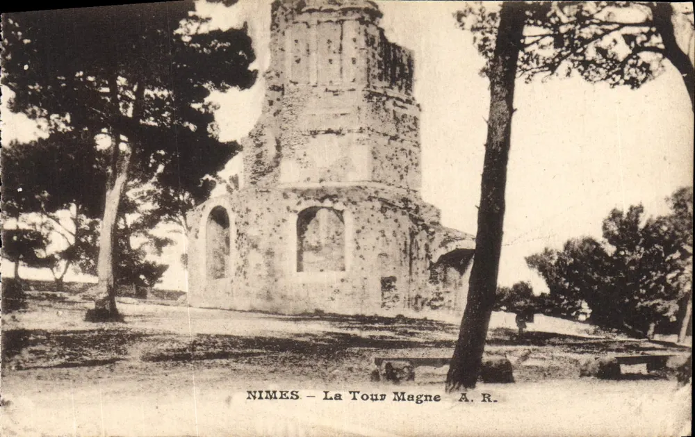 Nîmes — Torre Magne — A. R. - Frente