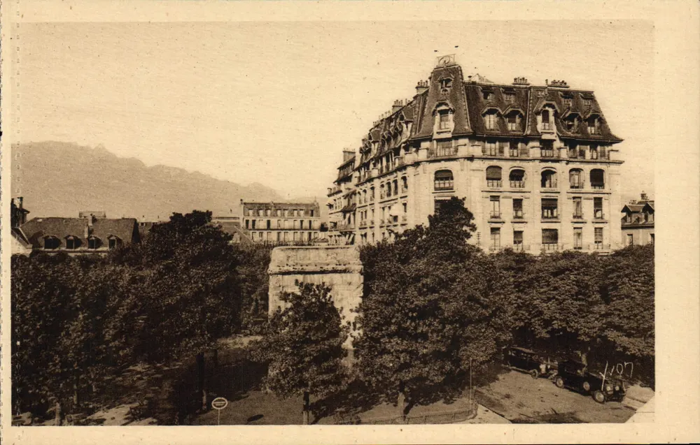 Aix-les-Bains (Savoie) — Das Hotel Astoria und der Arc de Campanus — Art Edition Yvon, Paris - Vorderseite