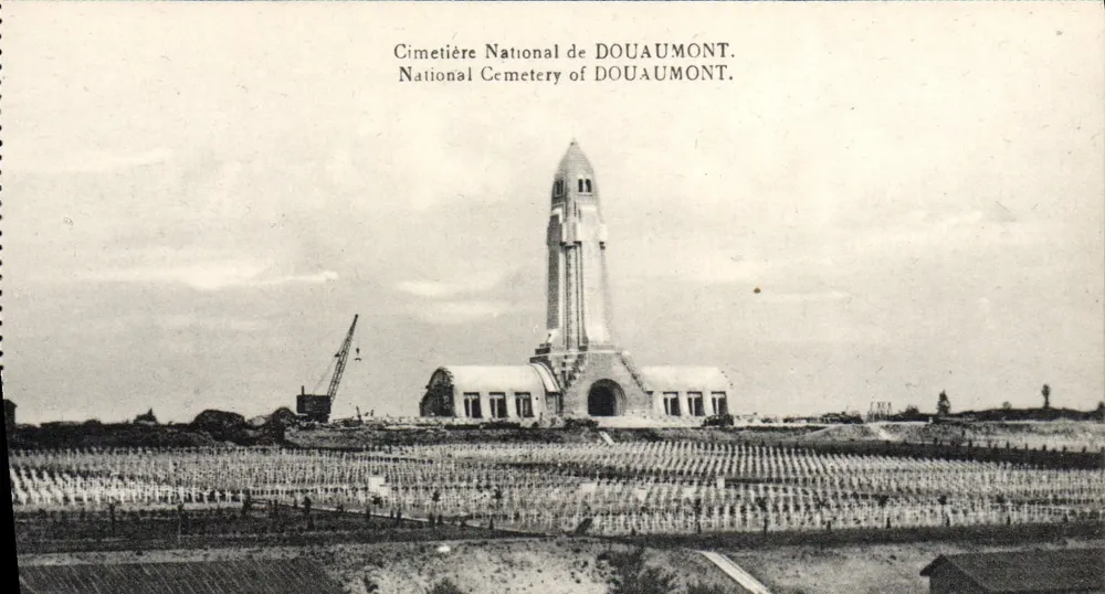 Cemitério Nacional de Douaumont — vista do monumento e das tumbas — editor S.P.D. - Frente