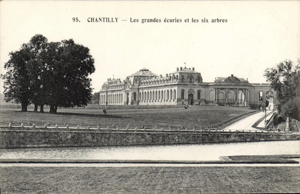 Chantilly — Die großen Ställe und die sechs Bäume — Héliotypie Bourdier et Faucheux, Versailles - Vorderseite