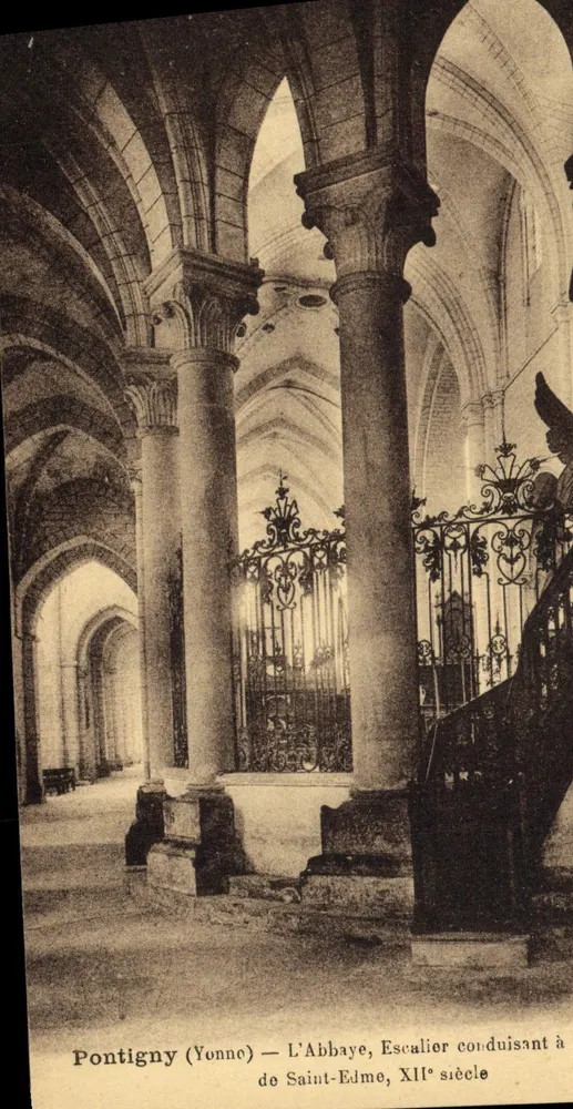 Pontigny (Yonne) — Die Abtei, Treppenaufgang zu Saint-Edme, 12. Jahrhundert - Vorderseite