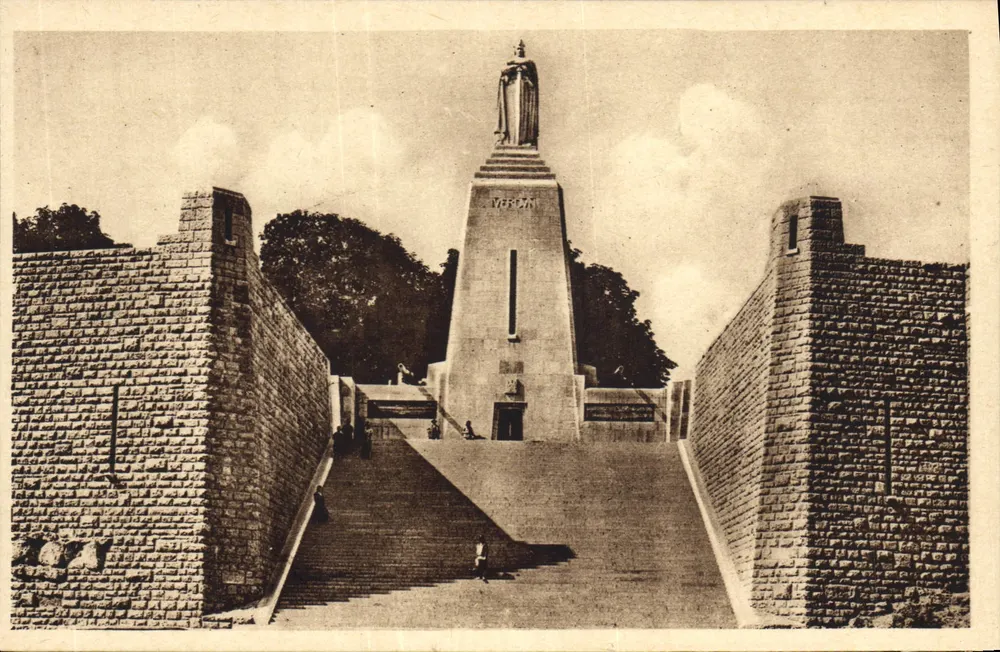 Verdun — Monumento à Vitória — Léon Chesnay e Jean Boucher - Frente