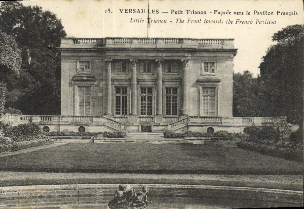 Versailles — Petit Trianon — Fachada para o Pavilhão Francês - Frente