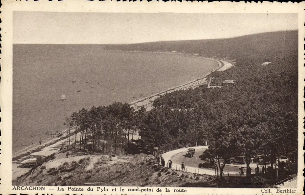 Arcachon — Die Pointe du Pyla und der Kreisverkehr der Straße — Fot. Edmier Pison, Coll. Berthier - Vorderseite