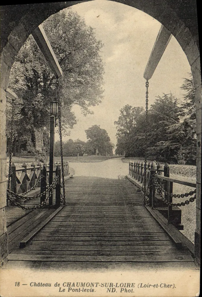 Castelo de Chaumont-sur-Loire — O Ponte-levis — ND. Fot. (Loir-et-Cher) - Frente