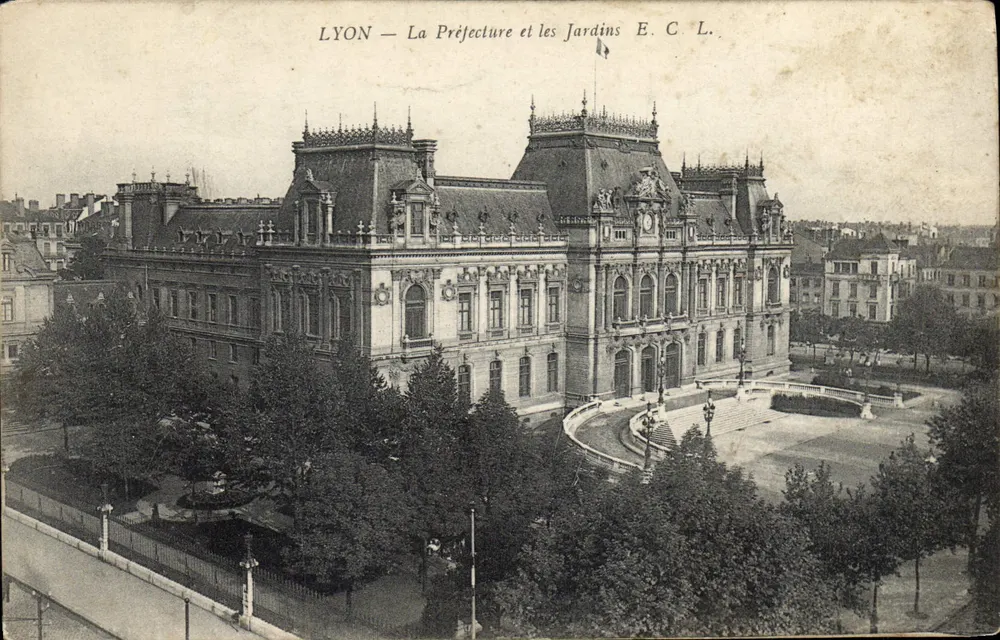 LYON — A Prefeitura e os Jardins — E. C. L. - Frente