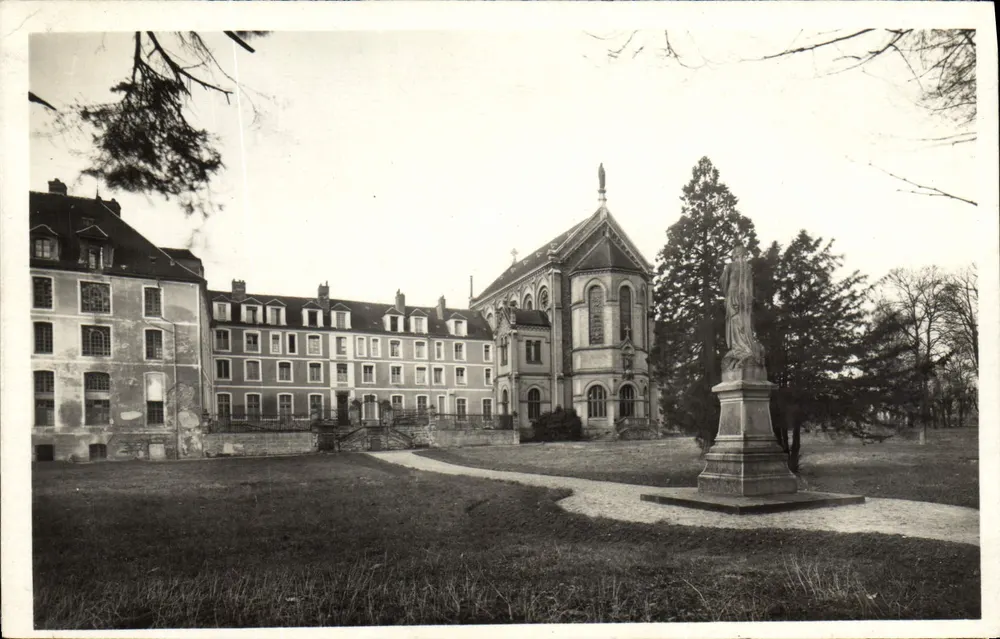 Colégio de Juilly — vista da praça de honra com estátua — Edições Universitárias Théophile e Petitlin, proibida - Frente