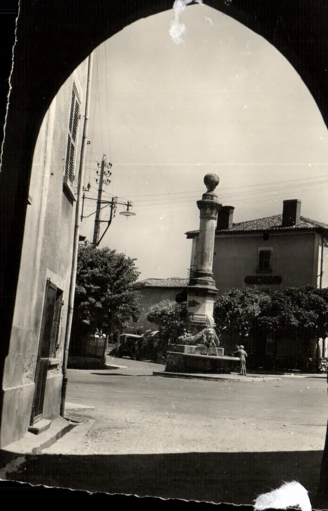Chasselay (Rhône) — Porta Nordeste datando do IIº século, com as fossas de incêndio preenchidas em 1906 — Edit. Trollet & Fils, Lyon - Frente