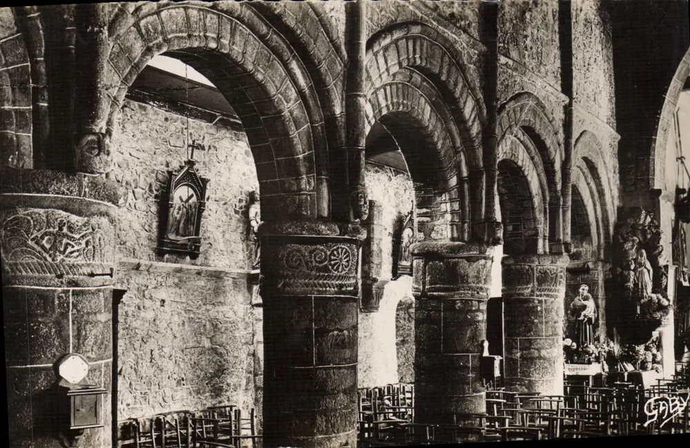 Innenraum der Kirche – Alte romanische geschnitzte Säulen – Editions Gaby - Vorderseite