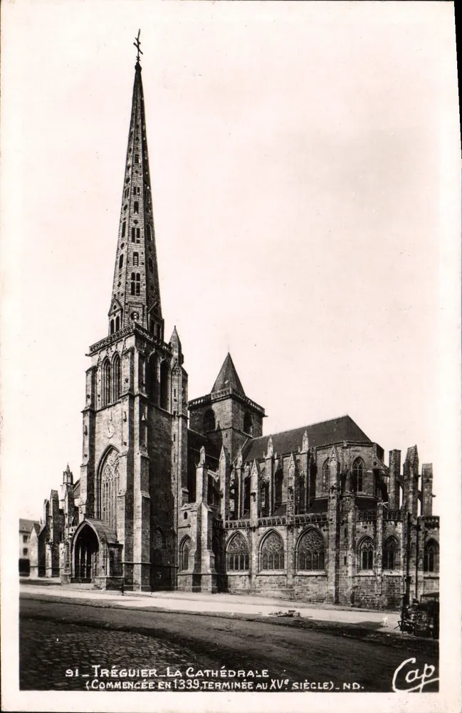 Tréguier — A Catedral (Iniciada em 1339, concluída no século XV) — Cap - Frente