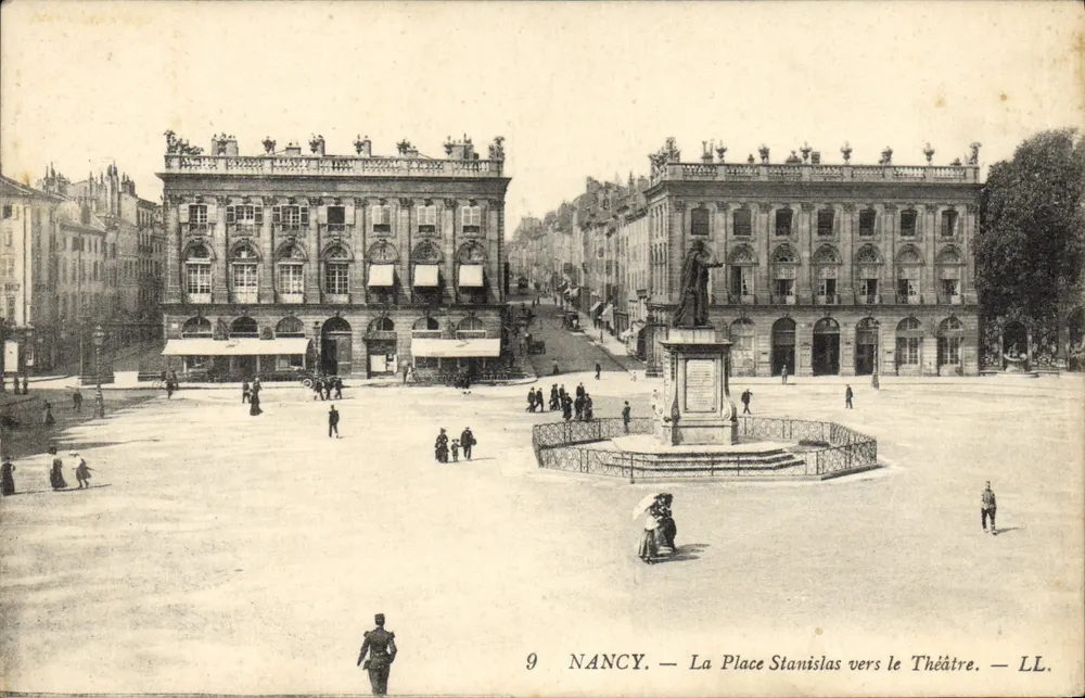 NANCY — A Place Stanislas em direção ao Teatro — LL. n°9 - Frente
