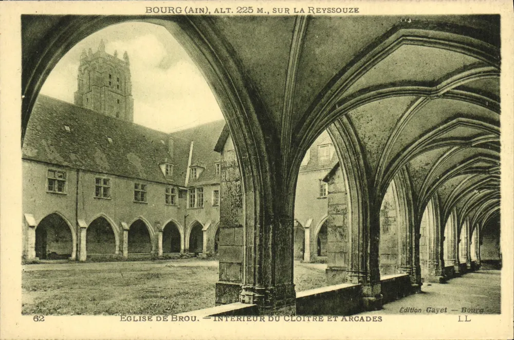 Bourg (Ain), alt. 225 m., sobre a Reyssouze — Igreja de Brou, interior do claustro e arcadas — Edição Gayet, Bourg - Frente