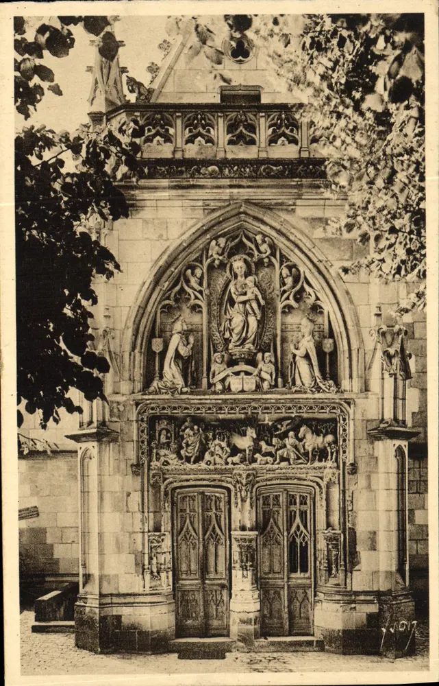 Tor der Kapelle Saint-Hubert — Schloss Amboise — errichtet von Charles VIII im 15. Jahrhundert - Vorderseite