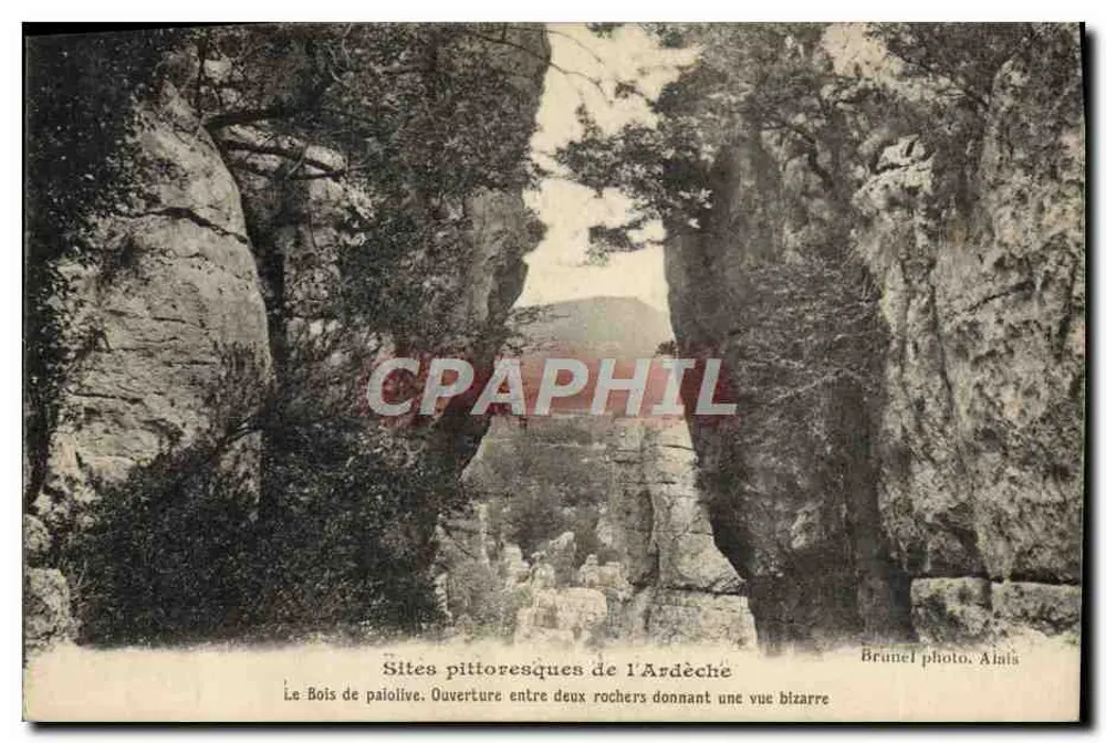 Pittoreske Orte der Ardèche — Der Bois de païolive. Öffnung zwischen zwei Felsen mit seltsamem Ausblick — Fotografie von Brunel. Alais - Vorderseite