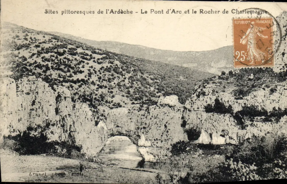 Der Pont d'Arc und der Rocher de Charlemagne — malerische Sehenswürdigkeiten der Ardèche — Ernuel photo Alais - Vorderseite