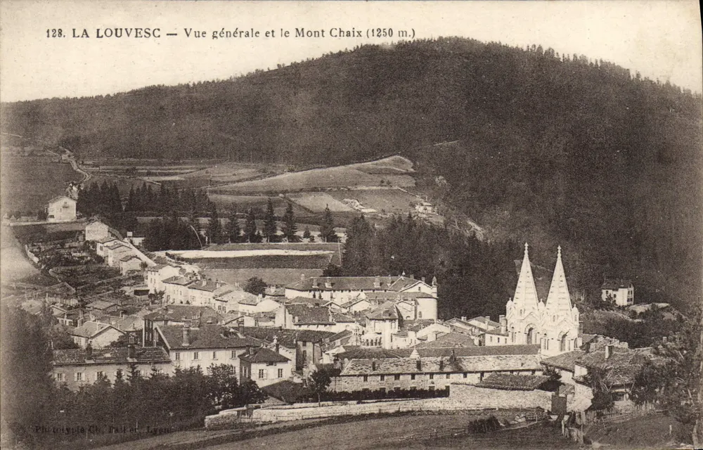 La Louvesc — Allgemeiner Blick und der Mont Chaix (1250 m.) — Phototypie Che Paul, Lyon, n° 128 - Vorderseite