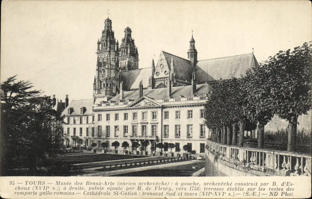Tours — Museu de Belas Artes (antigo arcebispado) e catedral São Gatien — (S.-E.) — ND Fot. - Frente