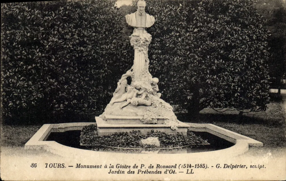 Tours — Monumento à Glória de P. de Ronsard (1534-1585) — G. Delpérier, escultor — Jardim das Prébenções de Oé - Frente