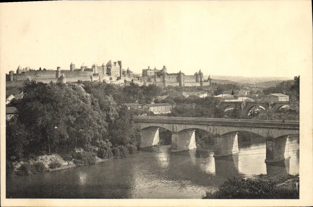 Cidade de Carcassonne — Vista geral noroeste — Edição dos Monumentos Históricos, Paris - Frente